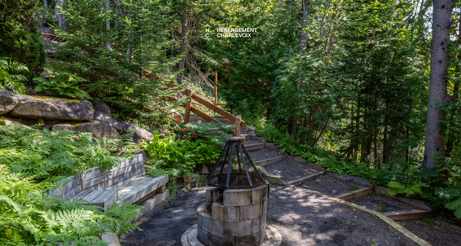 NAF-256 - Cottage on the edge of a lake with trail, waterfall and pond